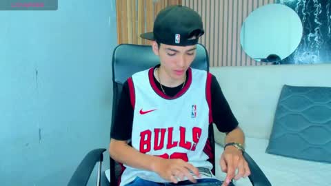 enzoo_smith online show from July 24, 2026, 6:17 pm