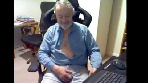 erasmus_d online show from December 3, 2024, 5:45 pm