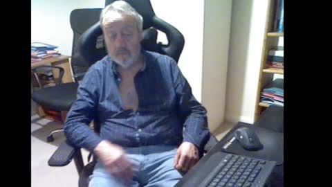 Snapshot of erasmus_d chatting on November 19, 2025, 6:41 pm erasmus_d online show from November 19, 2025, 6:41 pm