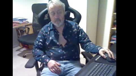 Snapshot of erasmus_d chatting on November 23, 2025, 5:57 pm erasmus_d online show from November 23, 2025, 5:57 pm