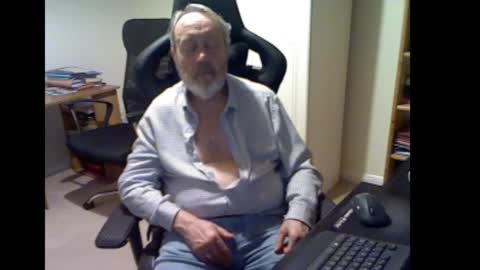 Snapshot of erasmus_d chatting on November 26, 2025, 5:47 pm erasmus_d online show from November 26, 2025, 5:47 pm