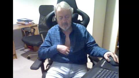 Snapshot of erasmus_d chatting on December 14, 2025, 5:18 pm erasmus_d online show from December 14, 2025, 5:18 pm