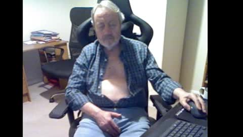 Snapshot of erasmus_d chatting on January 7, 2026, 5:37 pm erasmus_d online show from January 7, 2026, 5:37 pm