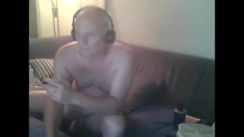 Snapshot of eric204 chatting on June 10, 2026, 1:39 am Eric online show from June 10, 2026, 1:39 am