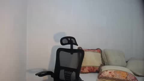 erika_madrigal online show from December 7, 2024, 1:07 pm