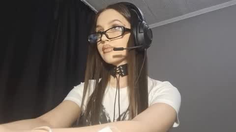 Snapshot of erinnnaji chatting on May 6, 2026, 4:45 pm Katrin online show from May 6, 2026, 4:45 pm