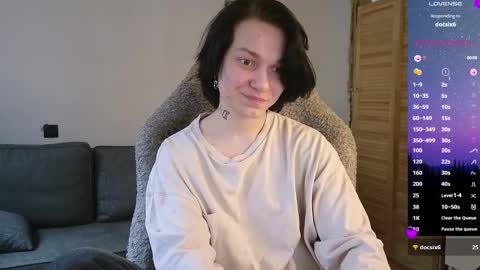 esajukyy online show from March 5, 2026, 8:32 am