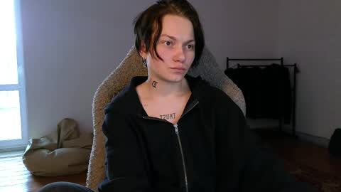 esajukyy online show from May 13, 2026, 10:56 am