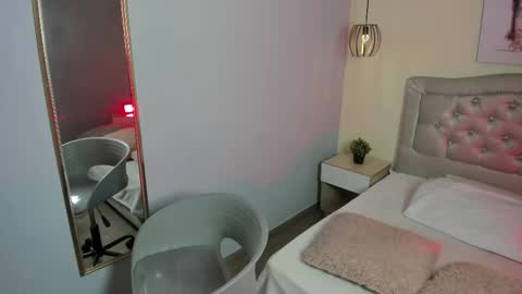 Escarlet online show from November 13, 2025, 12:59 pm