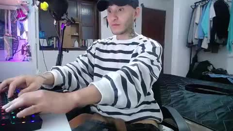 Snapshot of esjrobles chatting on January 2, 2025, 7:44 am Esteban online show from January 2, 2025, 7:44 am