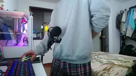 Snapshot of esjrobles chatting on January 4, 2025, 7:24 am Esteban online show from January 4, 2025, 7:24 am