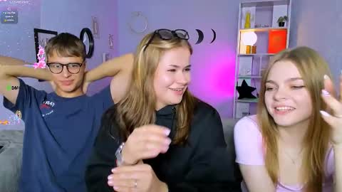 esma_shine online show from September 19, 2025, 7:58 pm