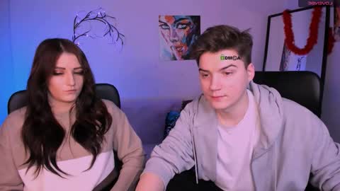 esma_shine online show from November 17, 2025, 9:09 pm