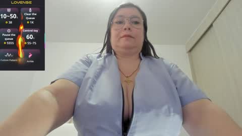 Snapshot of esmeraldo_mfc chatting on May 5, 2026, 9:56 pm Esmeralda online show from May 5, 2026, 9:56 pm