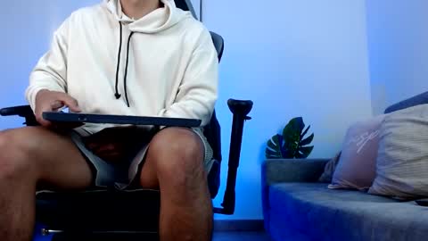 Snapshot of esteban_de_louise chatting on April 20, 2026, 11:02 am ESTEBAN online show from April 20, 2026, 11:02 am