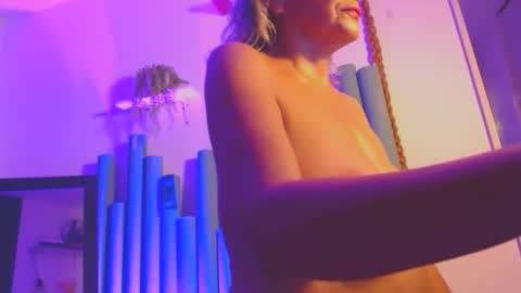 estelamaris online show from March 9, 2025, 4:38 am