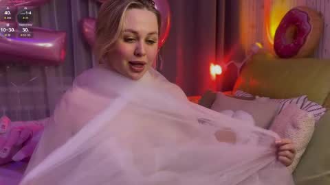 Estella online show from April 18, 2026, 7:58 pm