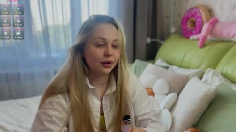 Snapshot of estella_elwood chatting on May 15, 2026, 12:12 pm Estella online show from May 15, 2026, 12:12 pm
