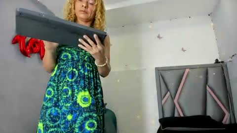 Snapshot of esterlindez chatting on July 31, 2026, 7:57 pm esterlindez online show from July 31, 2026, 7:57 pm