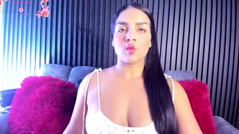Snapshot of estrella_garcia chatting on May 25, 2026, 12:22 pm Estrella Garcia online show from May 25, 2026, 12:22 pm