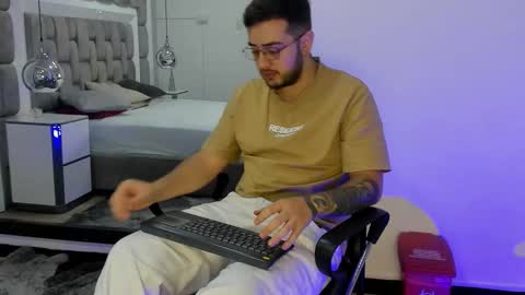 ethan_greys online show from December 14, 2025, 4:07 am