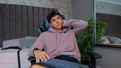 ethanlowell online show from September 10, 2025, 5:07 am