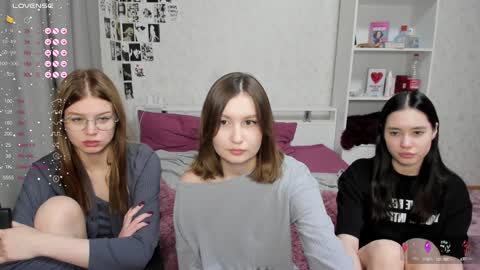 Veronica Tiia Lilith left to right online show from December 10, 2024, 8:16 pm