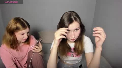 Veronica Tiia Lilith left to right online show from September 26, 2025, 6:56 pm