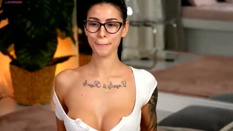 Eva  online show from December 3, 2025, 5:15 am