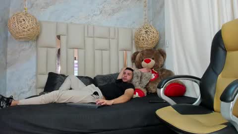 evanmarttin online show from December 18, 2024, 4:39 pm