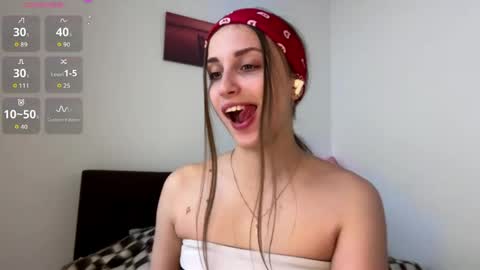 Snapshot of evarenard_ chatting on April 19, 2026, 7:05 pm evarenard_ online show from April 19, 2026, 7:05 pm