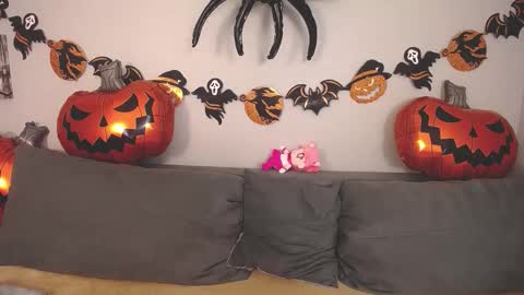 Snapshot of evarey_ chatting on October 27, 2025, 5:33 am Adelina online show from October 27, 2025, 5:33 am