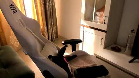 eveeevian online show from March 5, 2025, 1:39 pm