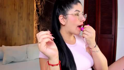 E V E L I N online show from September 9, 2025, 2:22 am