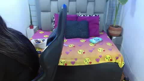 evelin zaens online show from July 22, 2026, 3:31 am