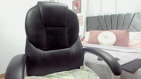 Evelyn online show from March 12, 2025, 6:11 pm