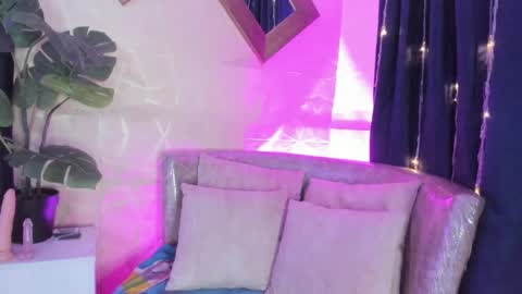 Snapshot of evelyn__rose1 chatting on April 10, 2026, 5:23 am evelyn__rose1 online show from April 10, 2026, 5:23 am