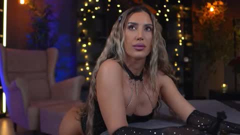 Evelyn online show from December 18, 2025, 9:10 pm