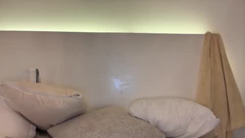 E V E L Y N  online show from February 22, 2026, 9:30 am