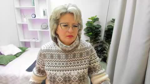 Evelyn online show from January 6, 2026, 5:00 am