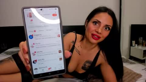Snapshot of evelynneshawn chatting on April 24, 2026, 11:07 pm Evelyne online show from April 24, 2026, 11:07 pm