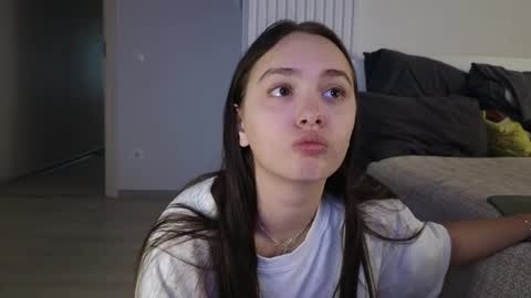 evi_woow online show from March 24, 2026, 1:21 am