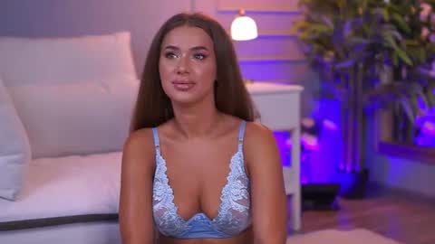 Snapshot of evievoos chatting on July 8, 2026, 6:18 am Evie online show from July 8, 2026, 6:18 am