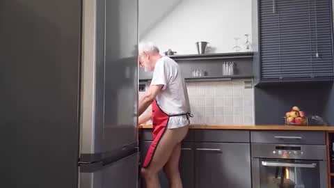 Snapshot of ewaldwillems99 chatting on April 6, 2026, 1:12 pm Naaktloper online show from April 6, 2026, 1:12 pm