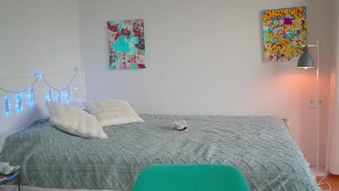 ewelynscott online show from October 15, 2025, 6:57 am