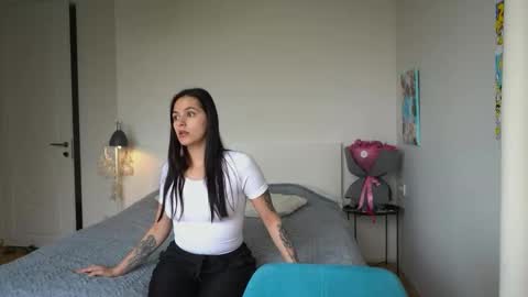 ewelynscott online show from November 12, 2025, 8:15 am