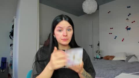 ewelynscott online show from February 5, 2026, 2:43 pm