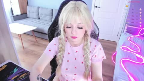 Snapshot of exhoneyangel chatting on April 7, 2026, 9:43 am Amy online show from April 7, 2026, 9:43 am