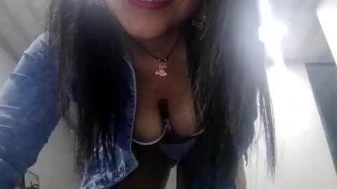 Mia online show from April 7, 2026, 3:40 am