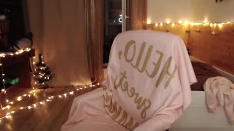 Crystal online show from January 3, 2025, 11:33 pm